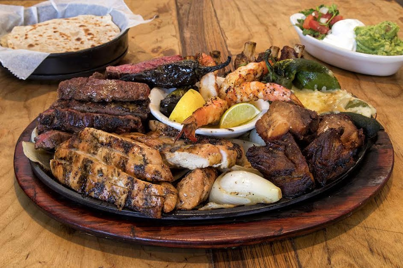 The Original Ninfa’s On Navigation made fajitas famous, and today the mixed grill platter is still
a must-order item.