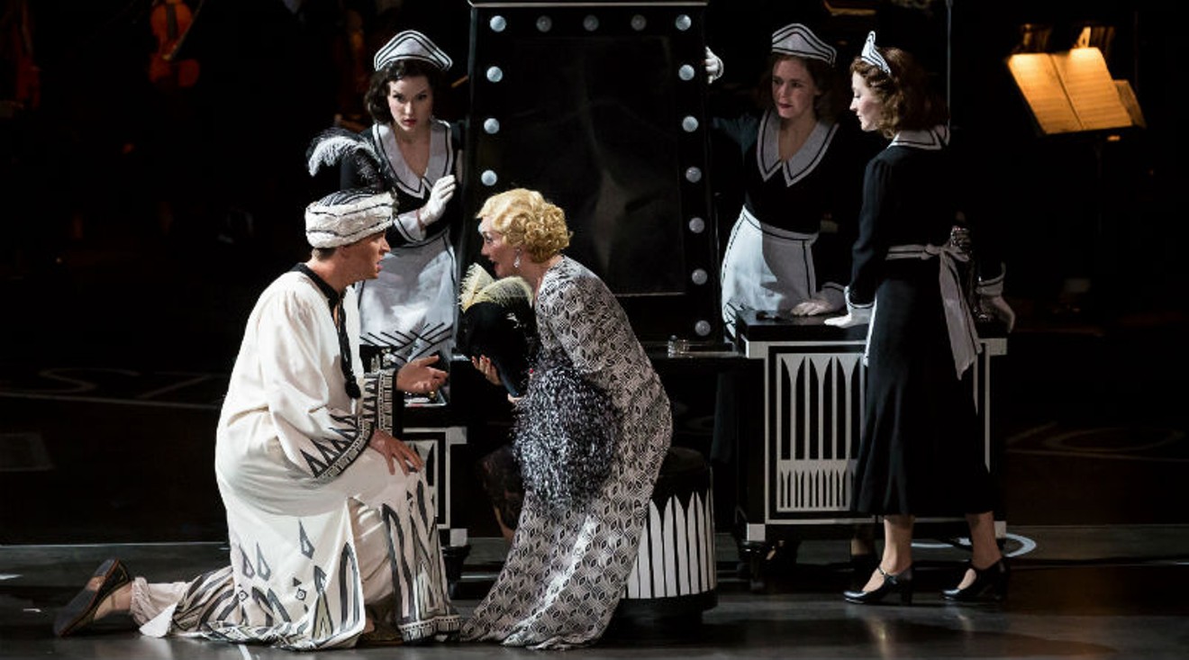 Aryeh Nussbaum Cohen as Nirenus, with Heidi Stober, as Cleopatra, and HGO supernumeraries in Julius Caesar.