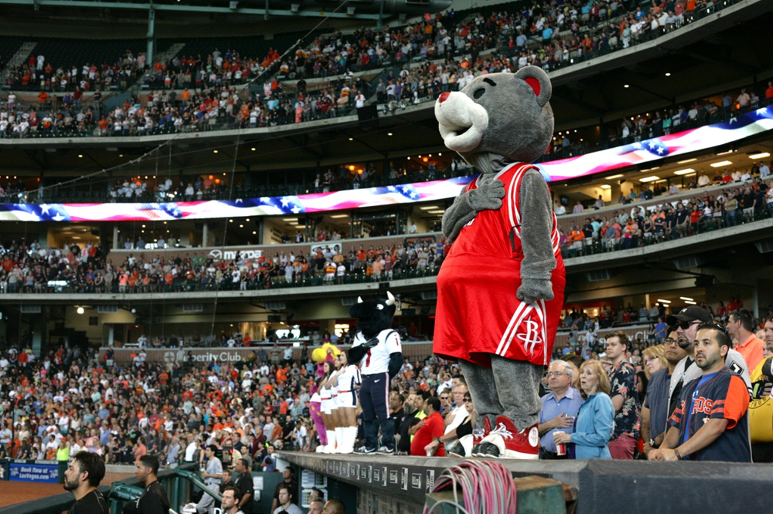 Fans, mascots celebrate Astros' Orbit's birthday 