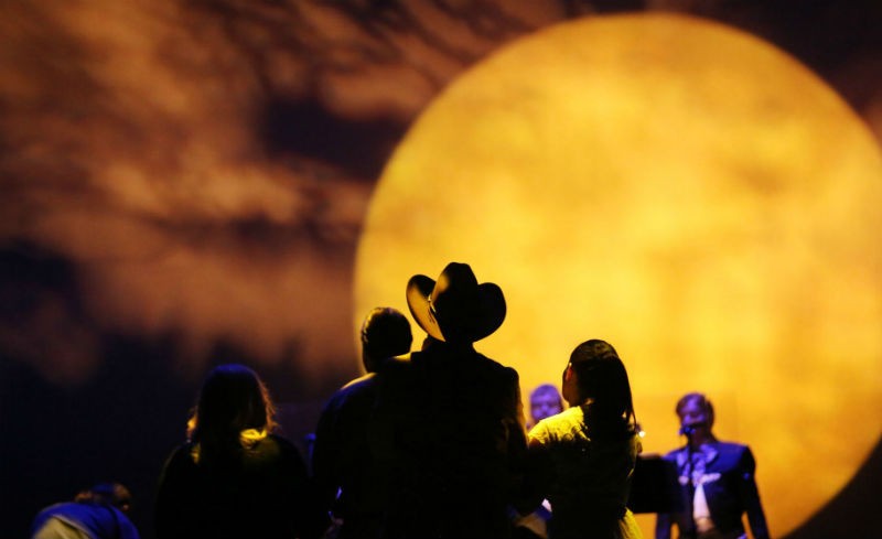After a good showing in January at the New York Opera, Cruzar la Cara de la Luna returns to Houston.