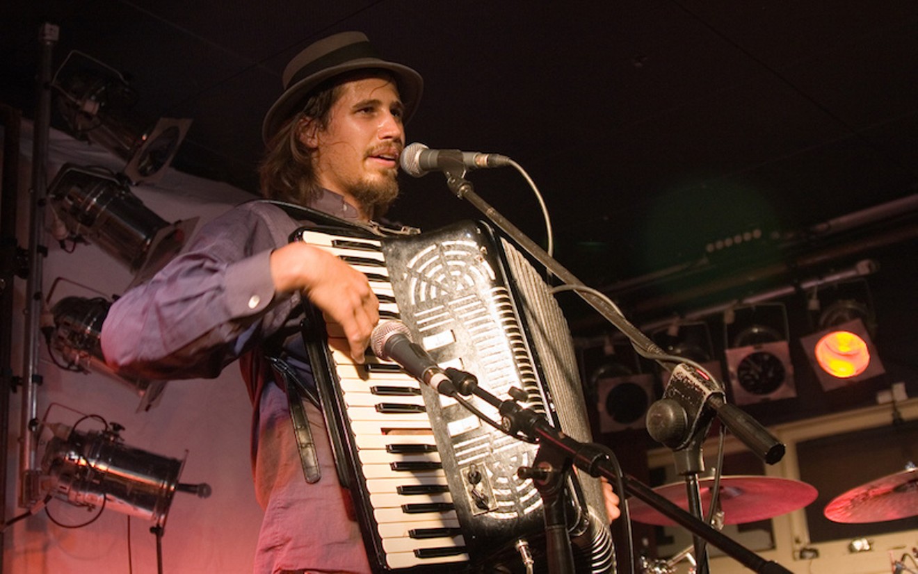 Jason Webley performing in 2006.