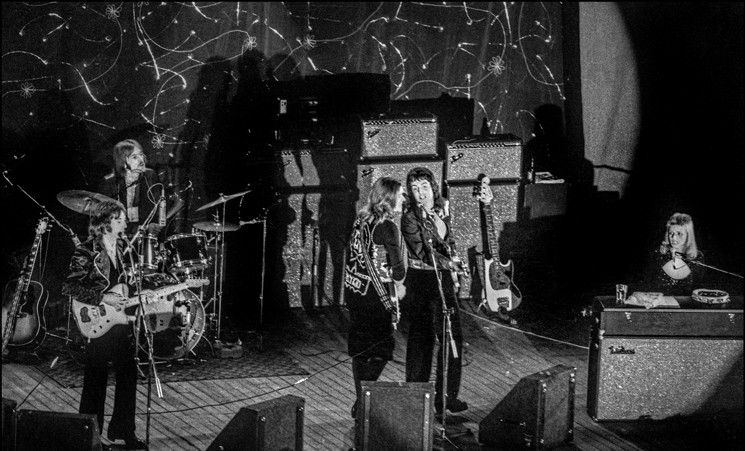 Wings at the Hammersmith Odeon, l to r: Denny Laine, Denny Seiwell, Henry McCullough, Paul McCartney and Linda McCartney.