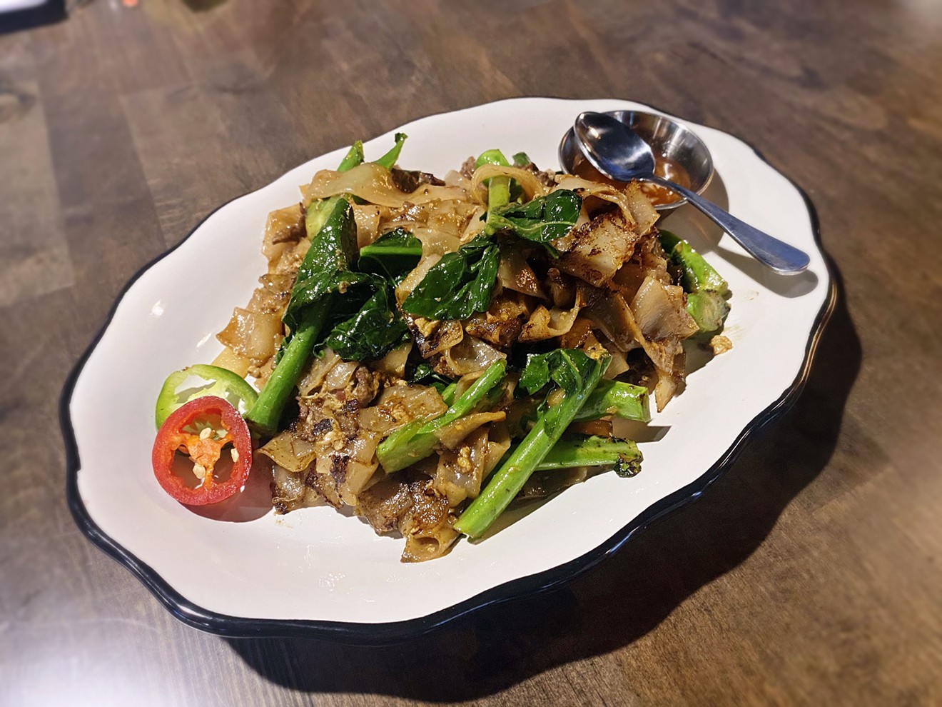 Yi Peng has traditional dishes such as Pad Si Ew.