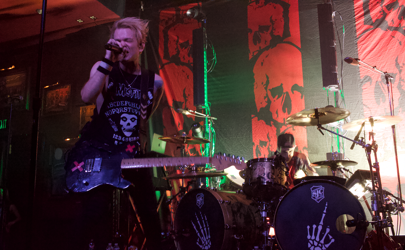 Deryck Whibley and Frank Zummo of Sum 41