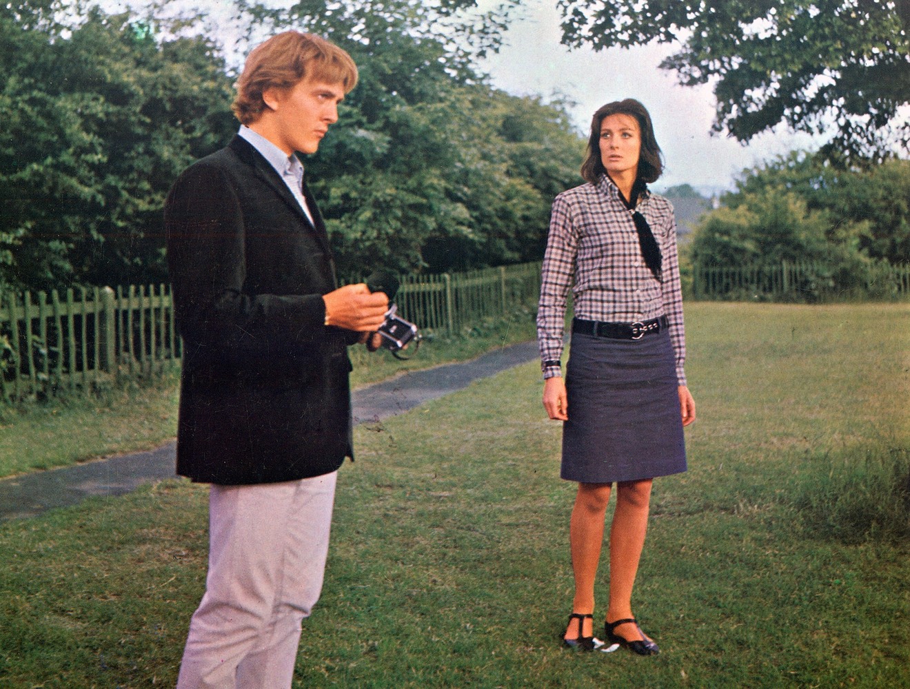 David Hemmings (left), playing a photographer in Swinging ’60s London, appears with Vanessa Redgrave in Michelangelo Antonioni’s Blow-Up.
