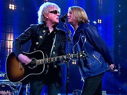 Mott the Hoople's Ian Hunter and Def Leppard's Joe Elliott singing "All the Young Dudes" - SCREEN GRAB FROM HBO