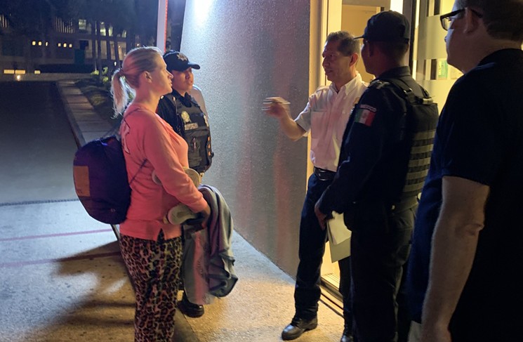 Emily Lopatofsky (left) speaking with police outside the hotel in Cancún where her family was staying - PHOT BY GLADYS JAHN