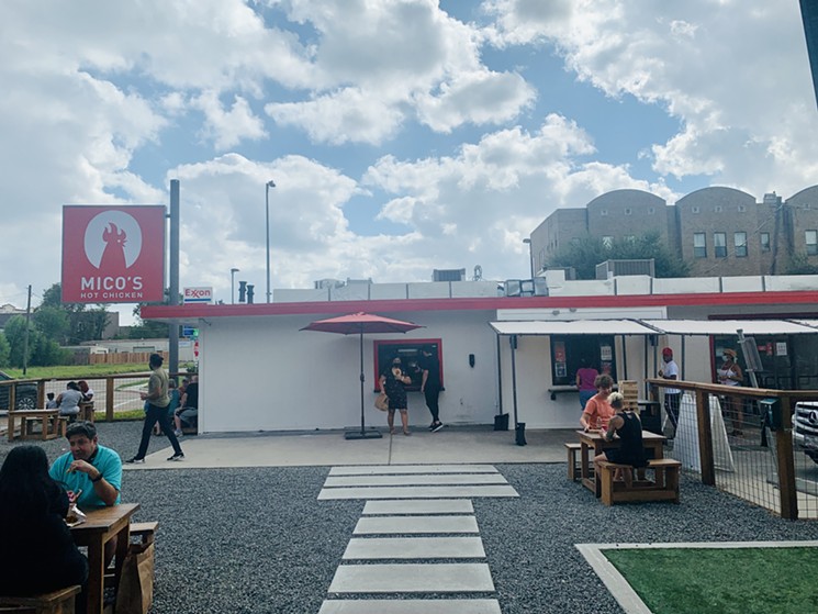 Houstonians enjoy the great weather while eating hot chicken. - PHOTO BY DEVAUGHN DOUGLAS
