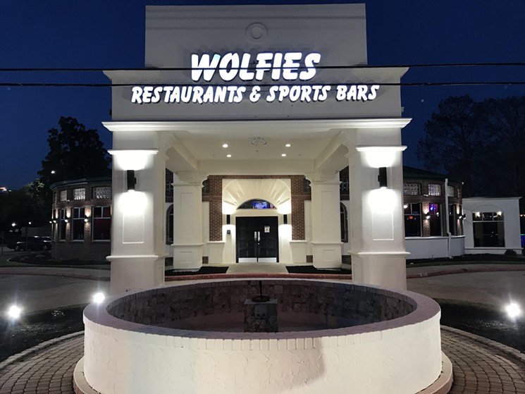 Wolfie's in Sugar Land brings a little elegance to the sports bar theme. - PHOTO BY BJ MCKINNEY