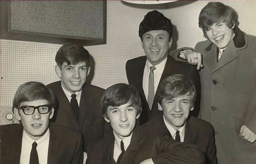 "Murray the K" Kaufman (in hat) with Herman's Hermits. L to R: Derek Leckenby, Barry Whitwam, Keith Hopwood, Karl Green, and Peter Noone. - PHOTO PROVIDED BY TJL PRODUCTIONS/USED WITH PERMISSION