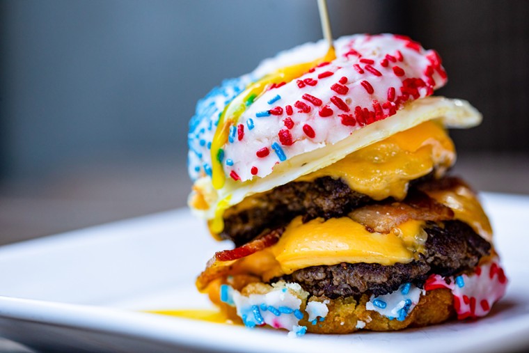Celebre a América com um donut de hambúrguer vermelho, branco e azul no Bosscat.  - Foto de Kirsten Gilliam