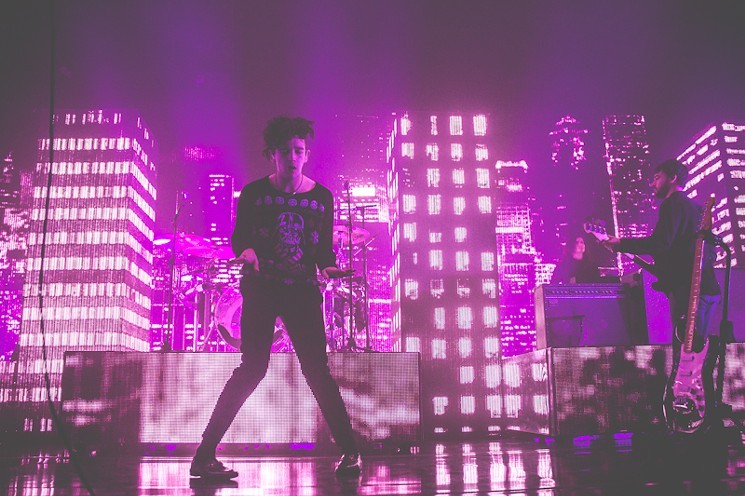 The 1975 always have the prettiest lighting.
