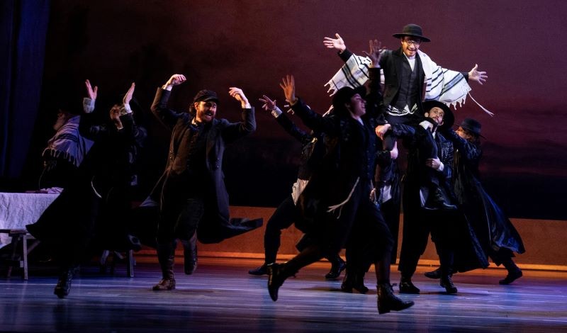 The company of the North American tour of Fiddler on the Roof.