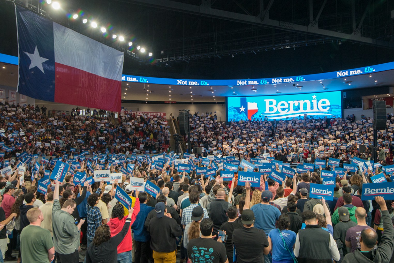 Bernie Sanders Draws Thousands In Houston Rally Houston Press 