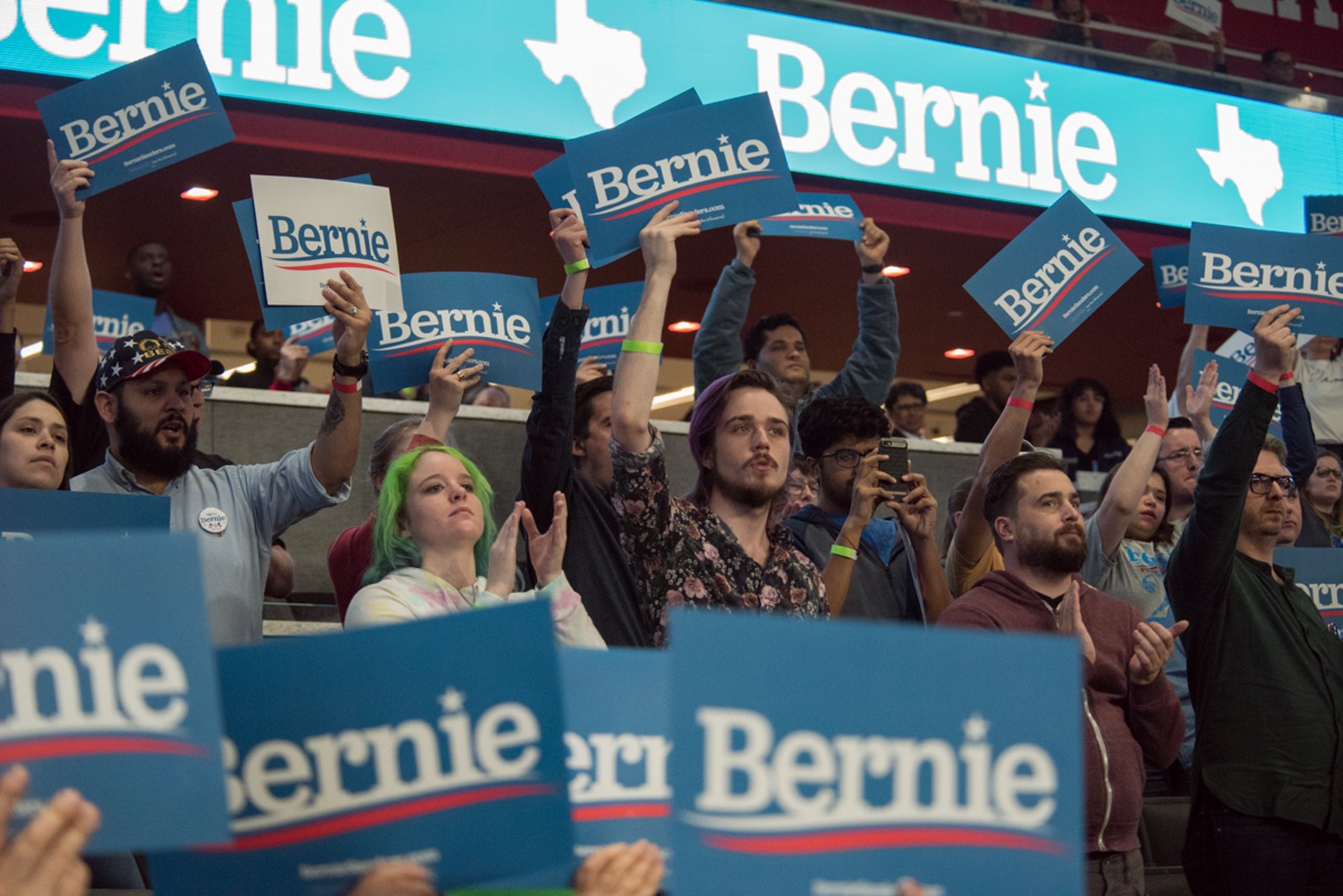 Bernie Sanders Draws Thousands In Houston Rally Houston Press 