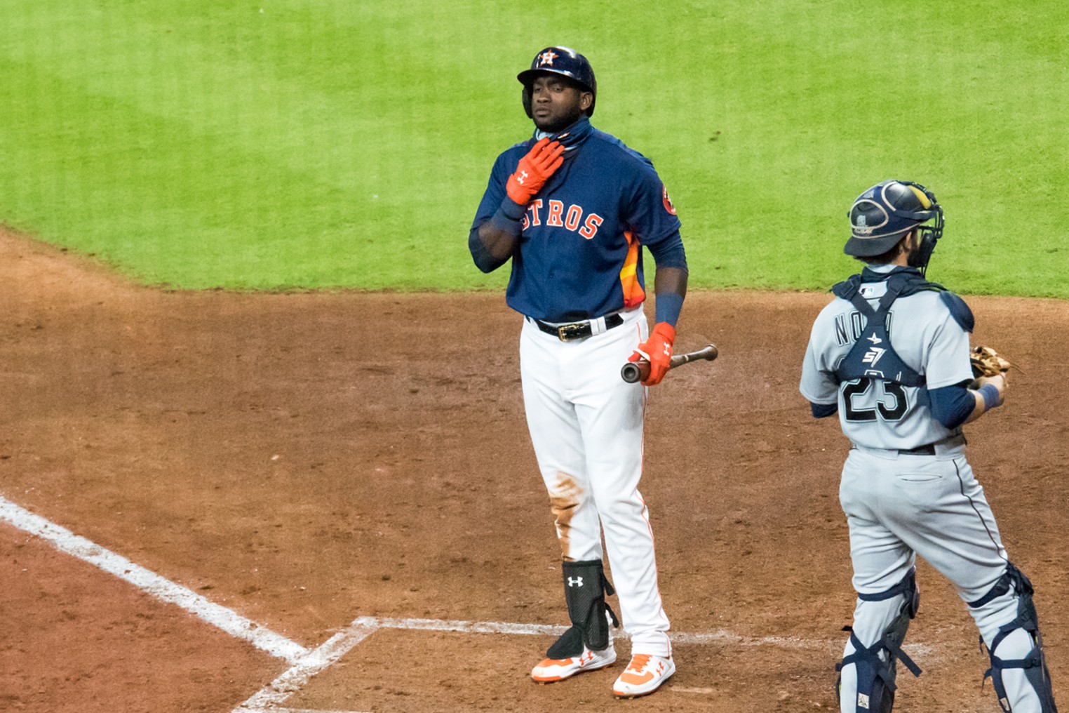 Astros' Carlos Correa, Yuli Gurriel named Gold Glove Award winners