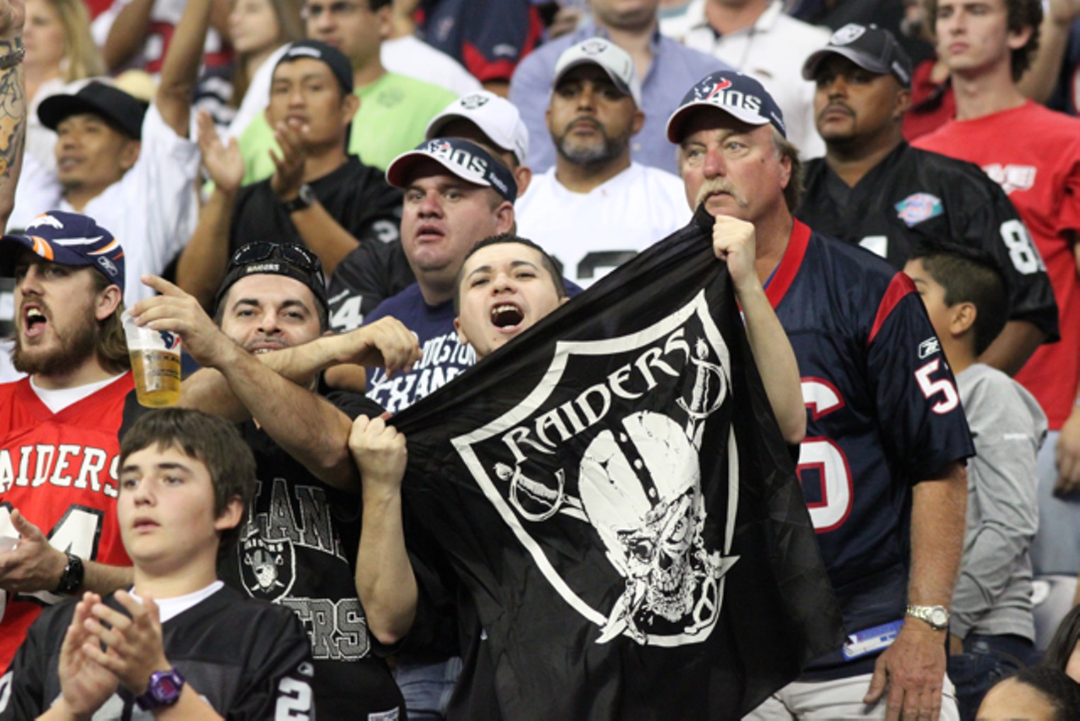 Oakland Raiders beat Houston Texans 25-20 day after Al Davis' death -  Deseret News