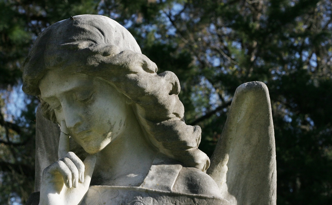Angel statue in Glenwood Cemetery